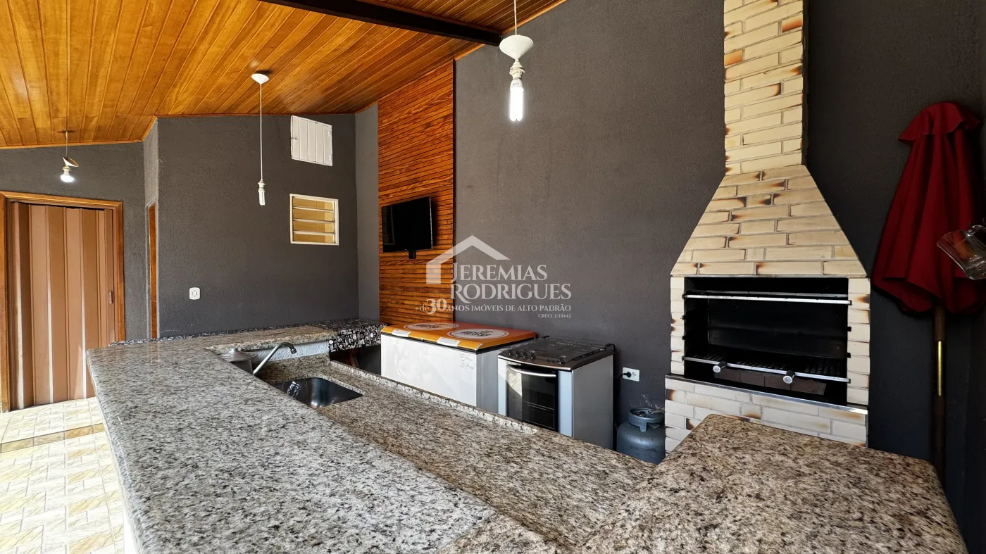 Casa para venda e locação com 3 dormitórios no bairro Chácara da Galega em Pindamonhangaba/SP.