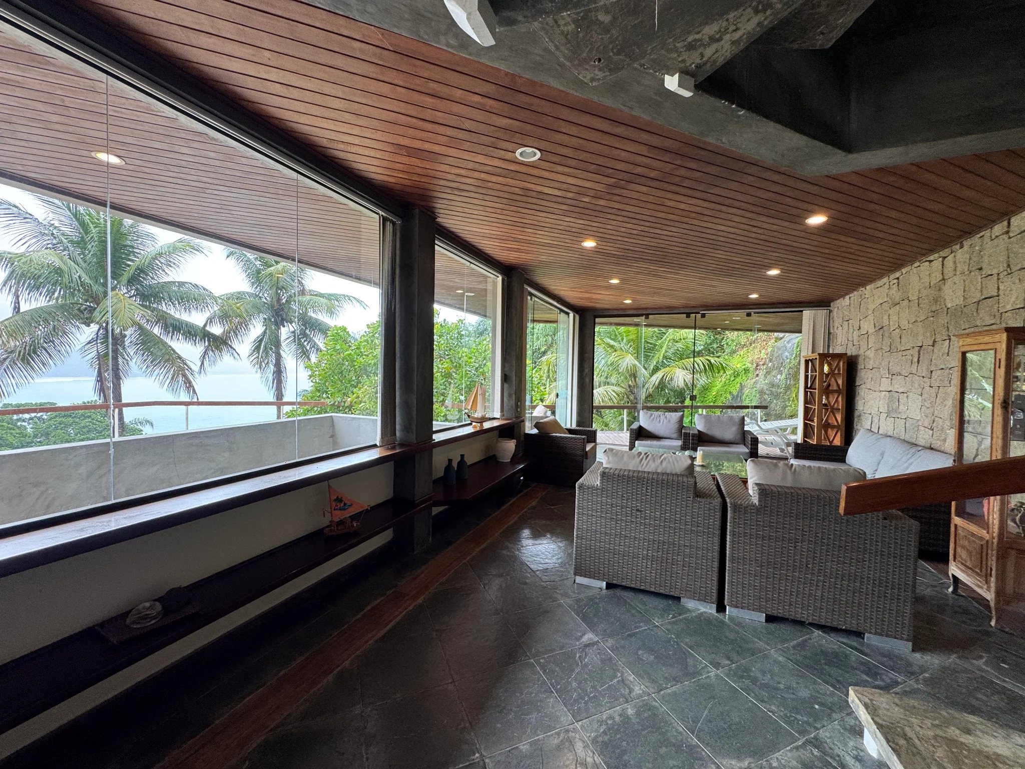 Casa à venda com 5 dormitórios no Condomínio Ponta das Toninhas em Ubatuba/SP. 