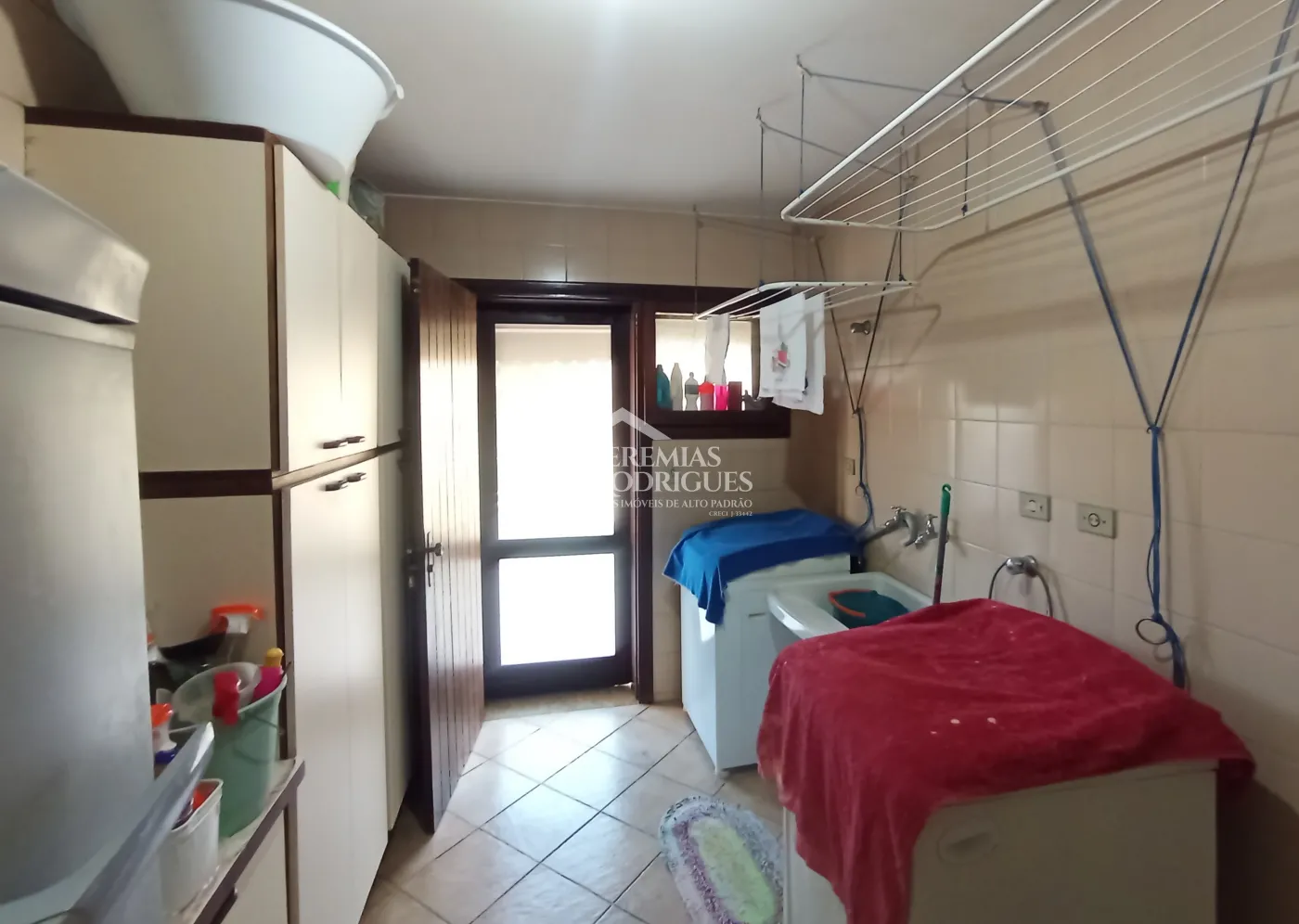 Casa à venda com 4 dormitórios no Condomínio Village Paineiras em Pindamonhangaba/SP.