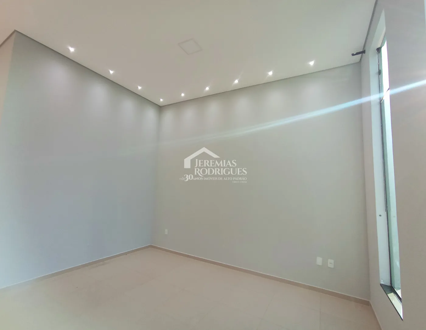 Casa à venda com 3 dormitórios no Condomínio Morada do Visconde em Tremembé/SP.