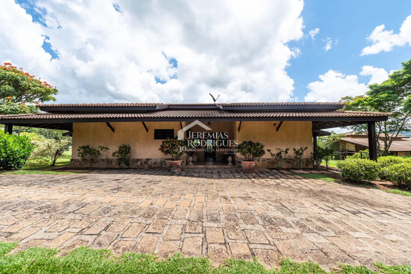 Sitio com 9 suítes, 2.600 m² - Piracaia/SP.