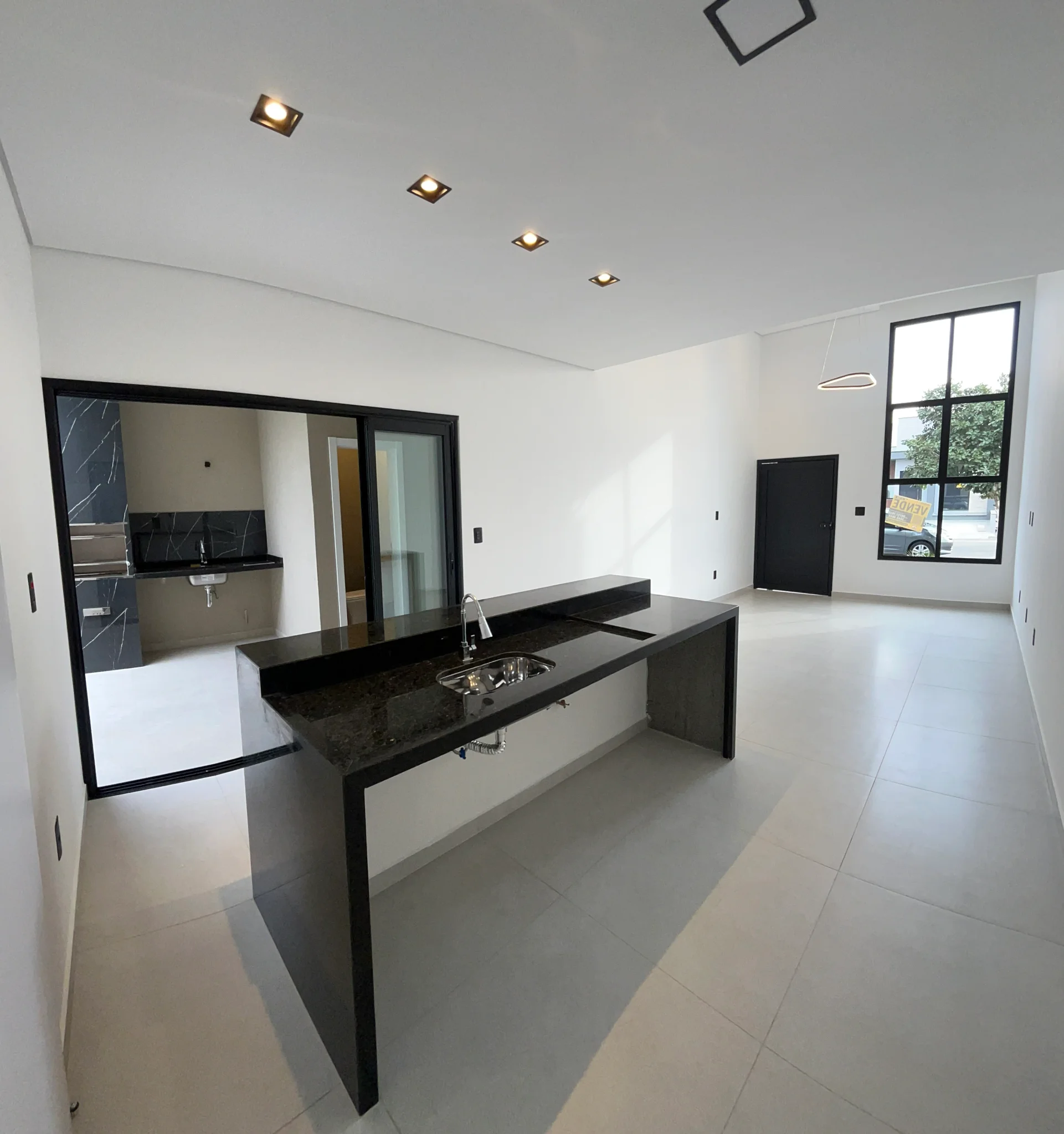Casa térrea moderna com ilha gourmet à venda no Condomínio Laguna Residencial em Pindamonhangaba/SP