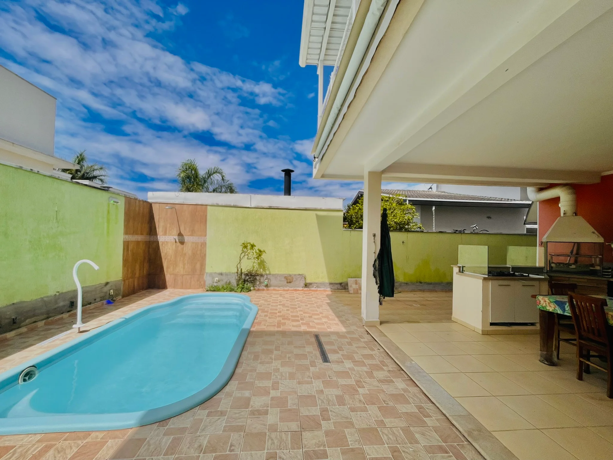 Casa à venda com 4 dormitórios no Condomínio Real Ville em Pindamonhangaba/SP. 