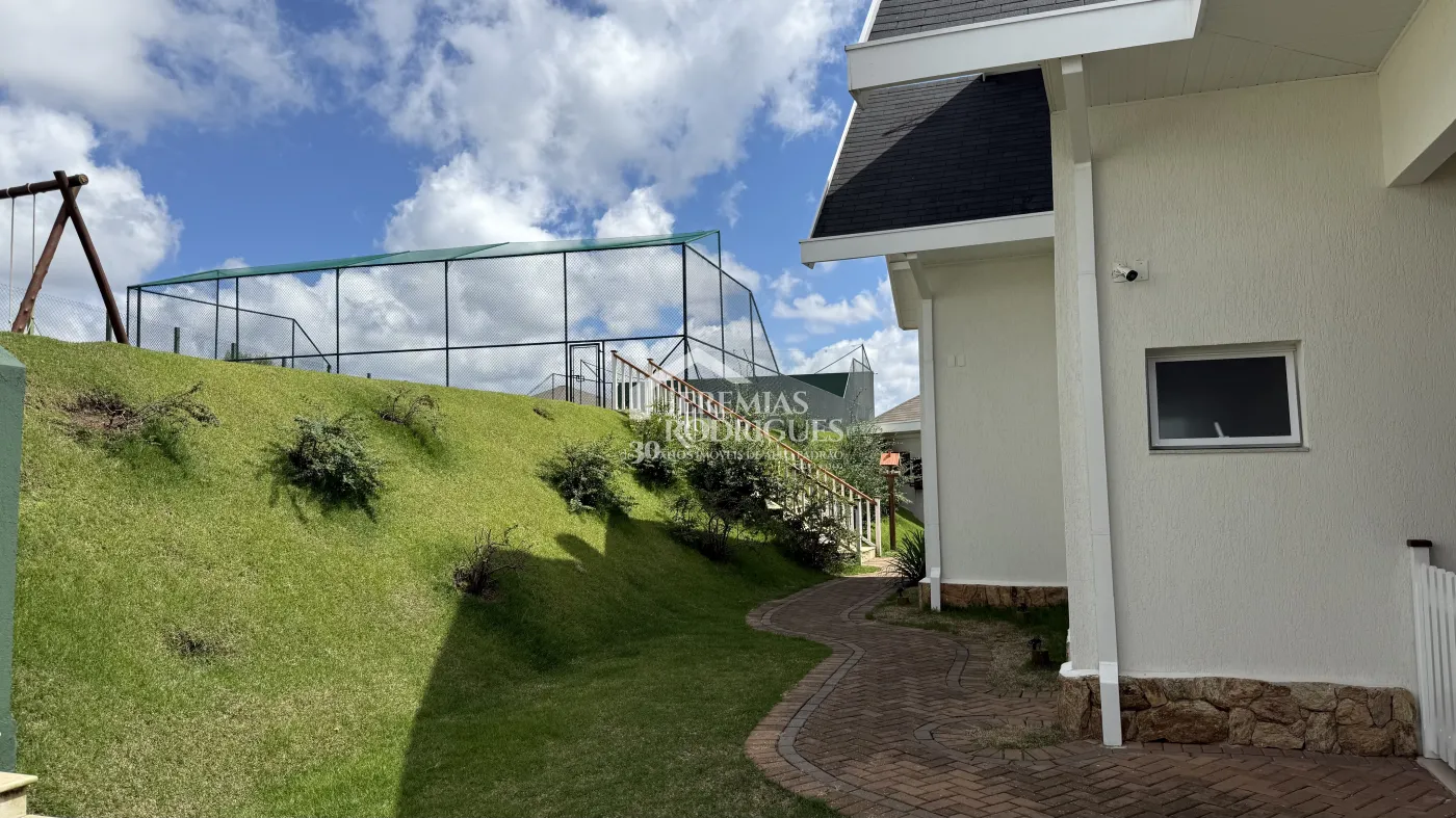 Casa à venda com 4 suítes no Condomínio Jardim Monte Belo em Campos do Jordão/SP.