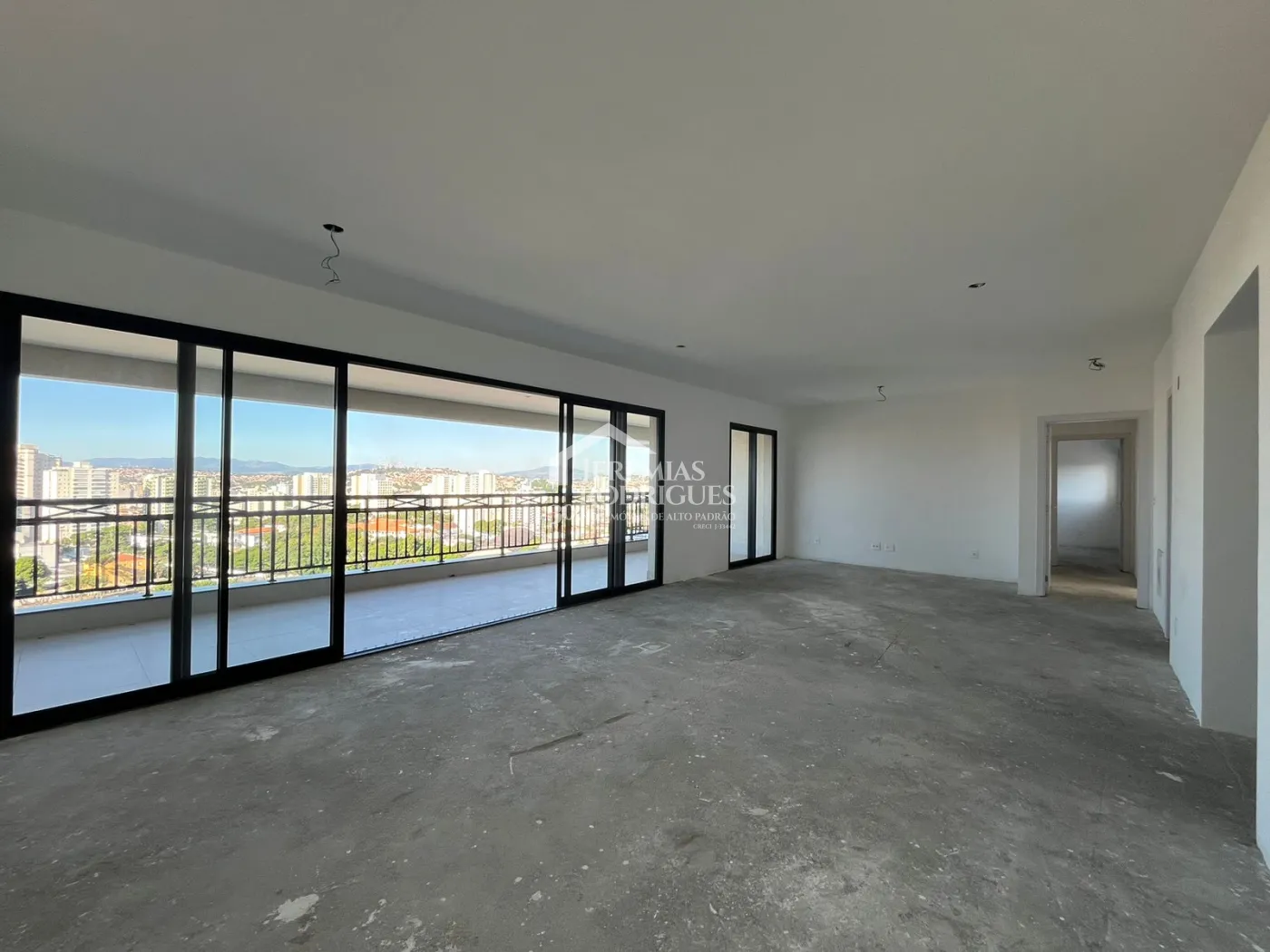 Apartamento à venda com 3 suítes, 211 m² no Edifício Europa em Taubaté/SP