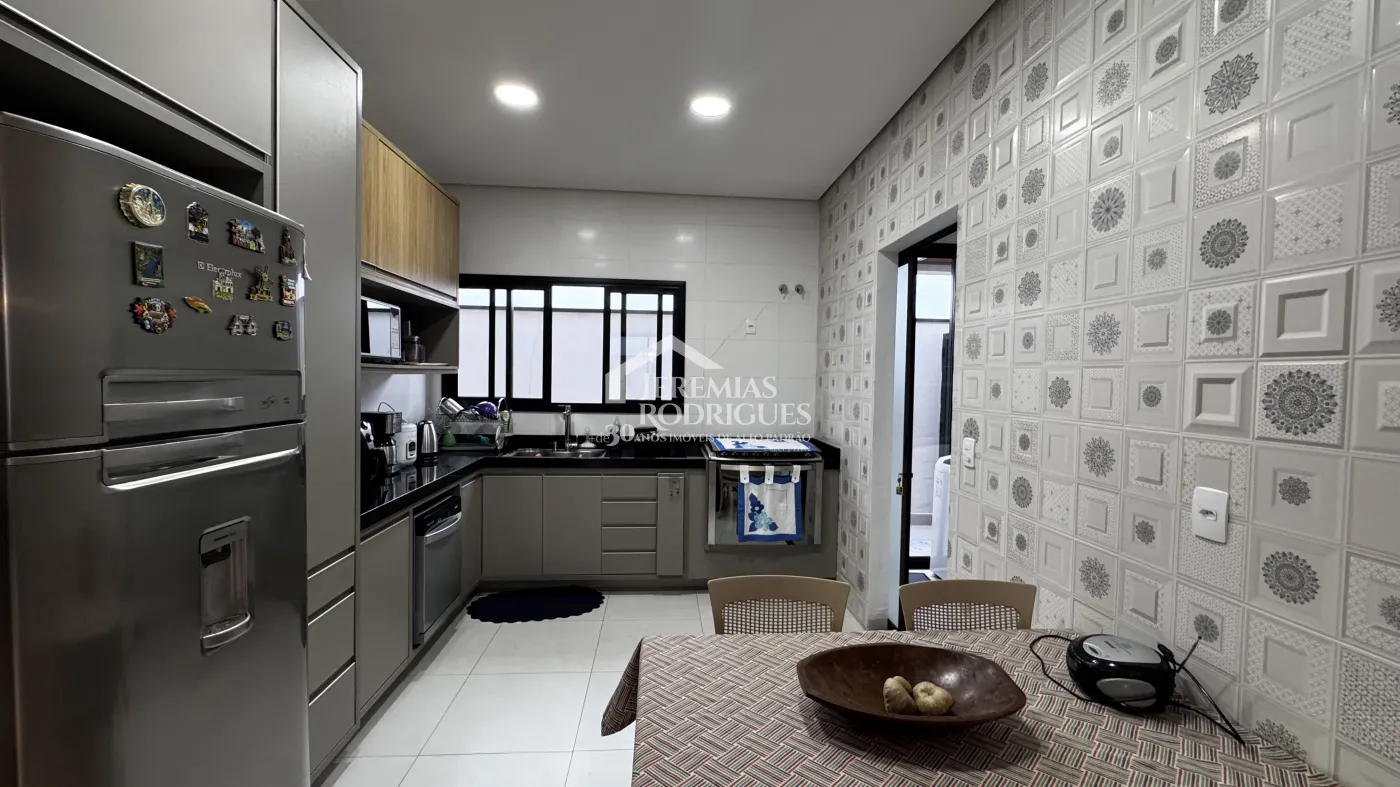 Casa à venda com3 suítes no Condomínio Reserva dos Lagos em Pindamonhangaba/SP.