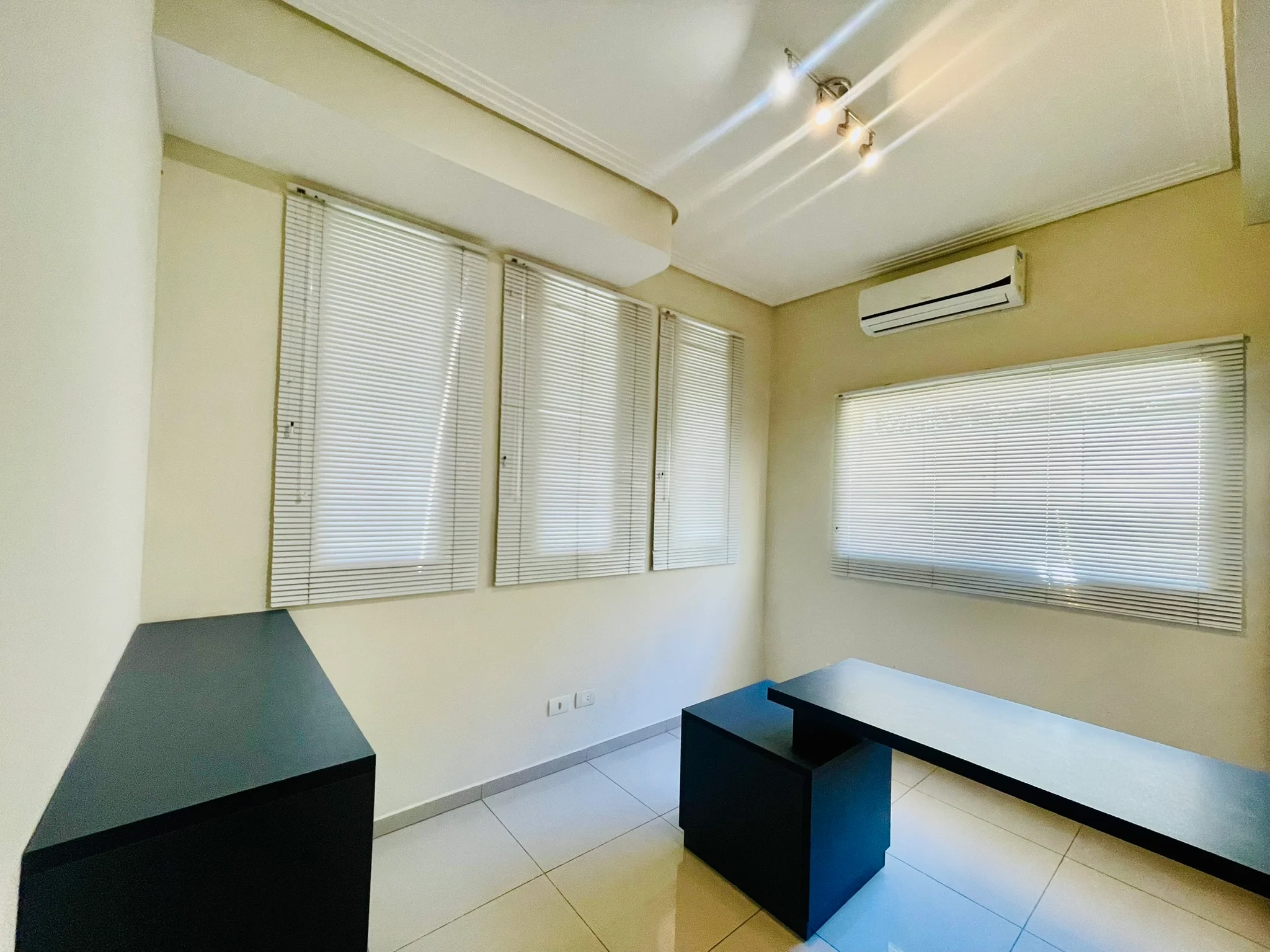 Casa à venda com 4 dormitórios no Condomínio Campos do Conde III em Tremembé/SP. 