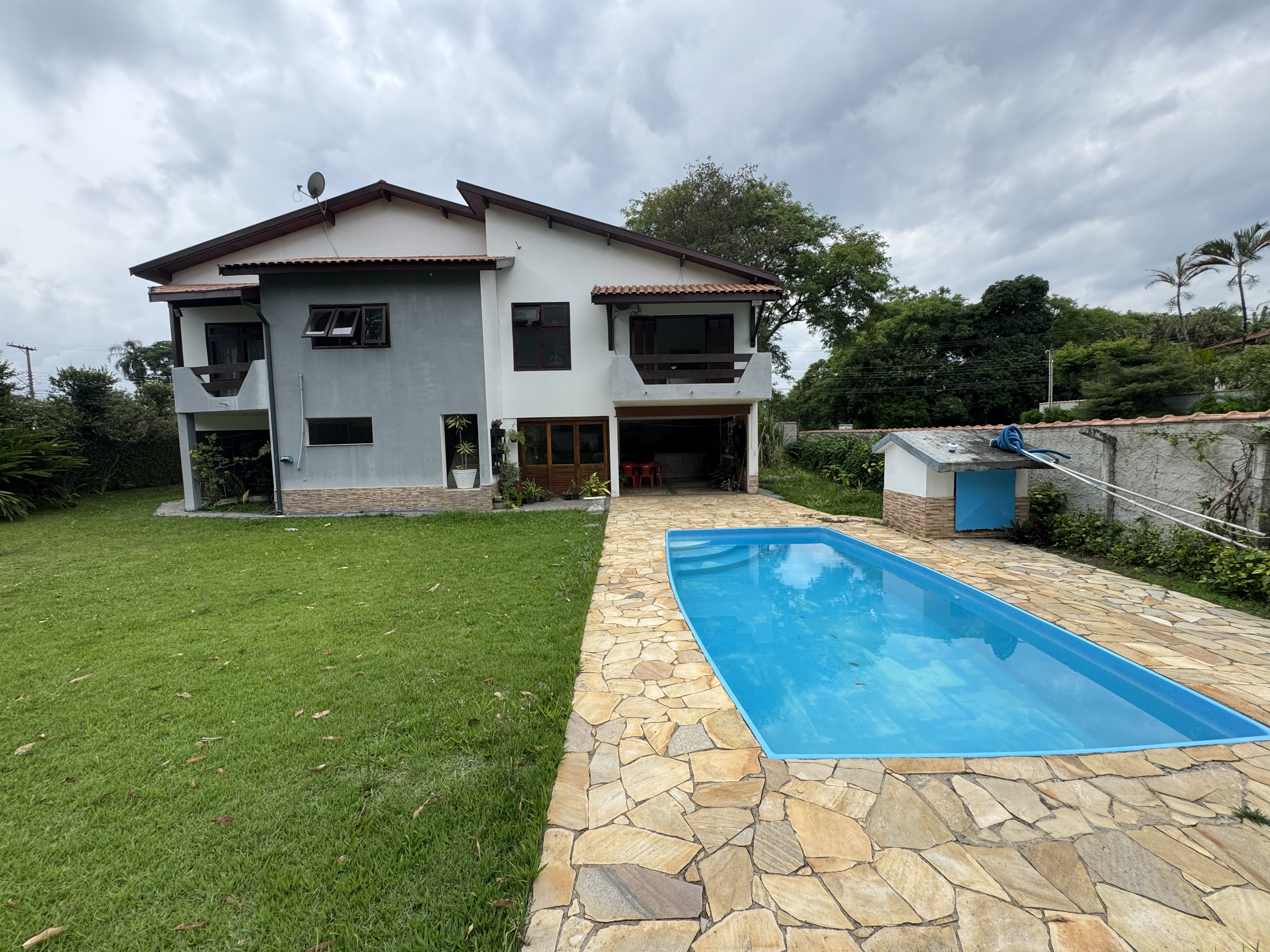 Casa à venda com 3 dormitórios no Condomínio Village Paineiras em Pindamonhangaba/SP.