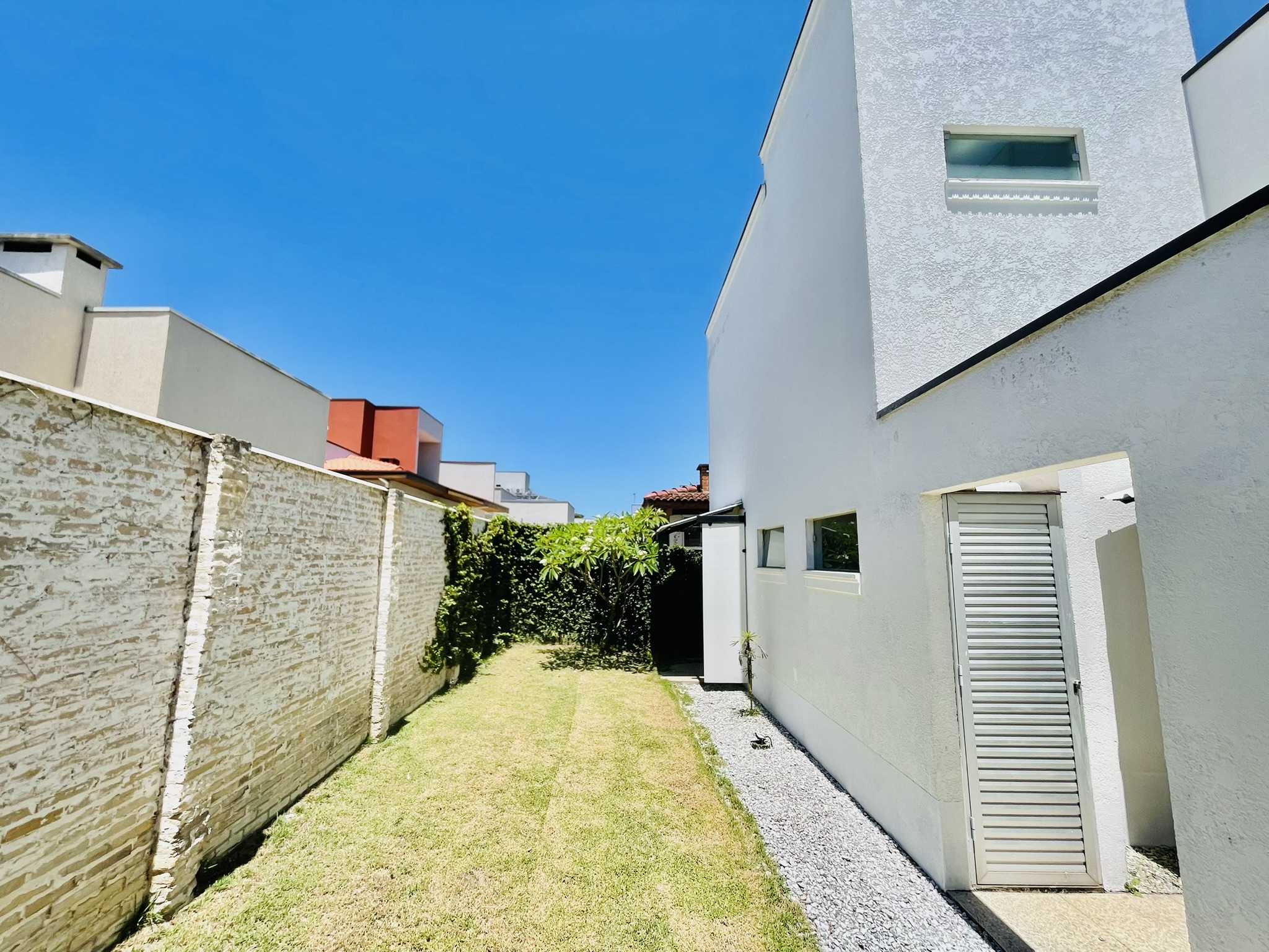 Casa à venda com 3 suítes no Condomínio Campos do Conde II em Tremembé/SP.