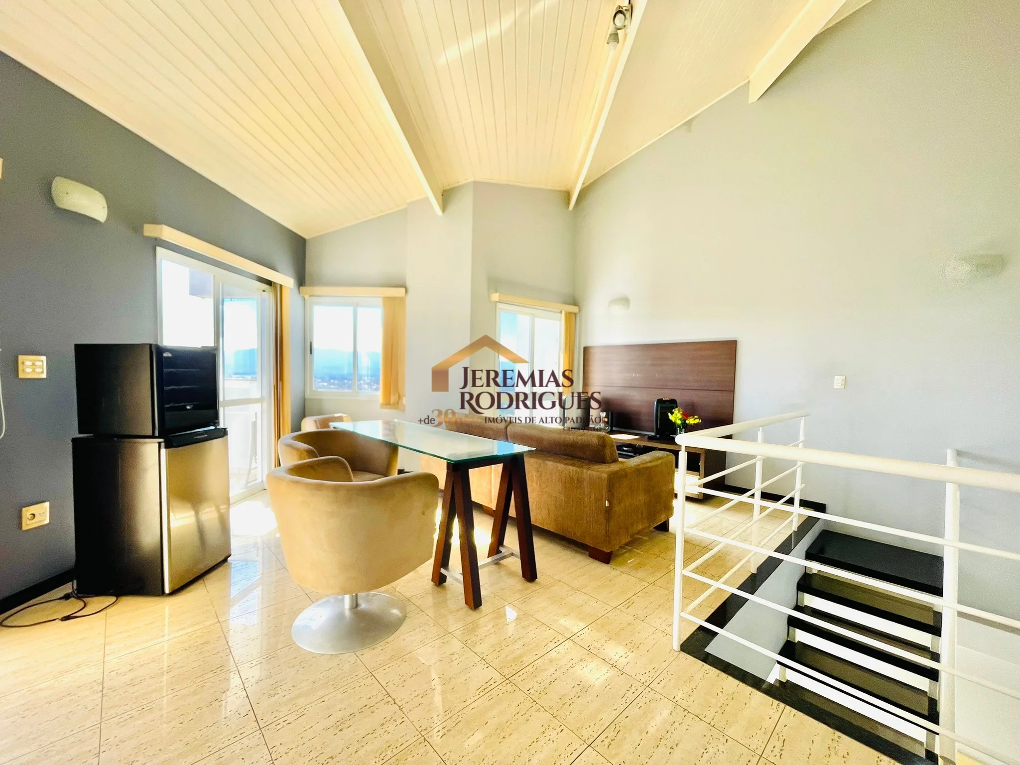 Cobertura Duplex semimobiliada para locação no Edifício Village Towers em Taubaté/SP.