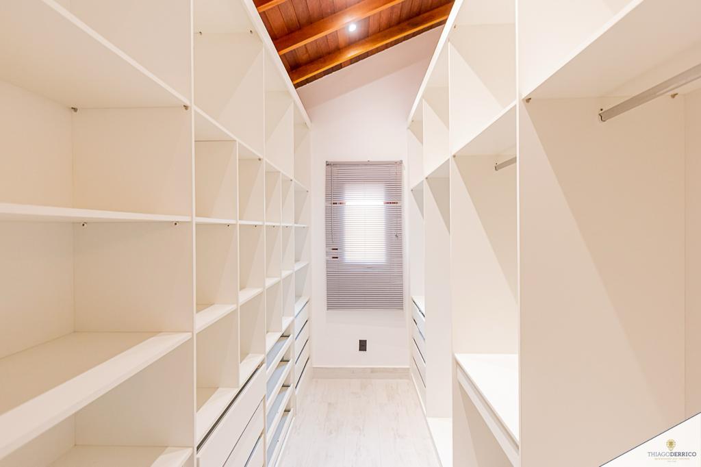 Casa para venda e locação com 4 dormitórios no Condomínio Colonial Village I em Pindamonhangaba/SP.