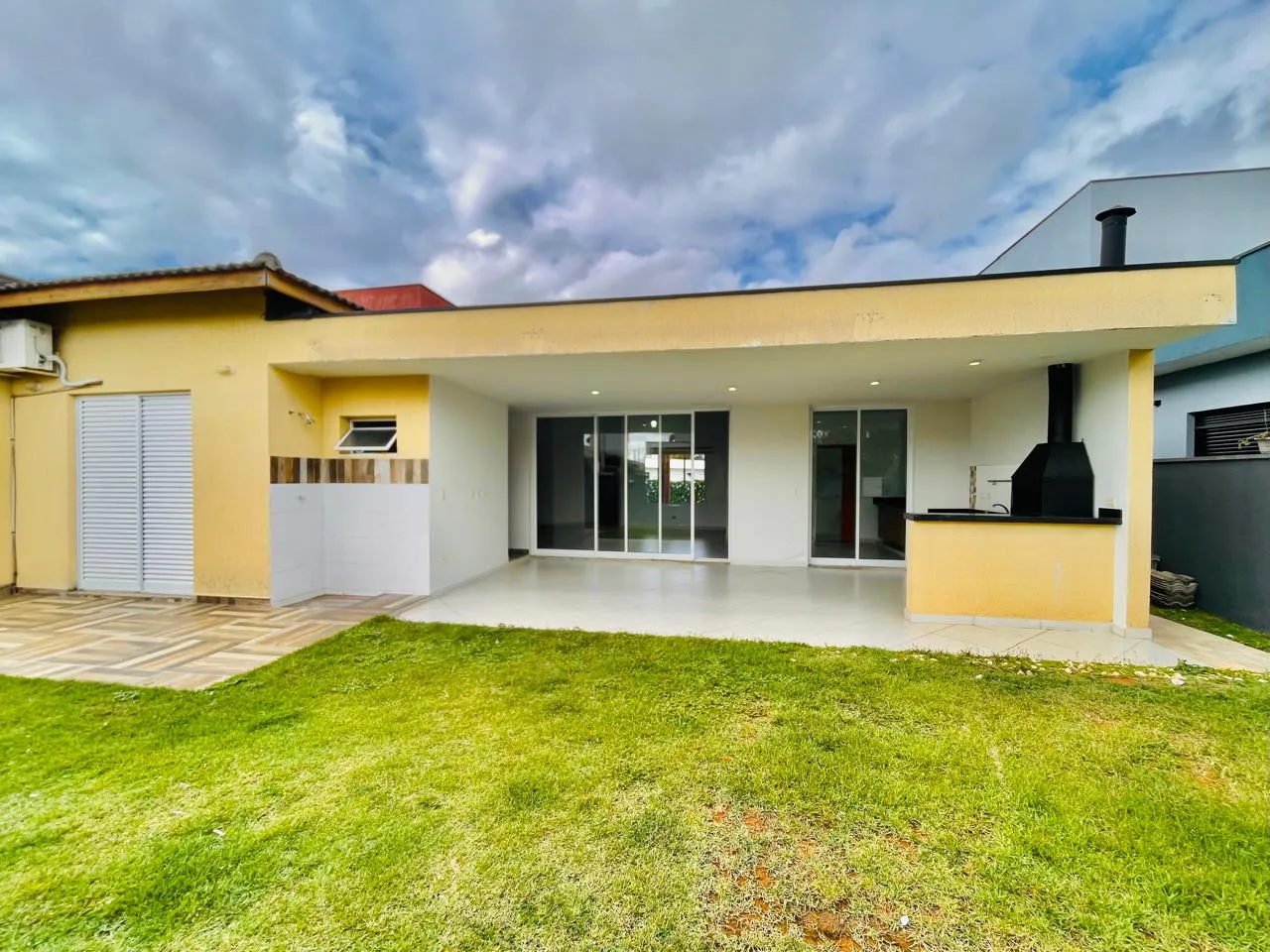 Casa para locação e venda no Condomínio Real Ville em Pindamonhangaba/SP.