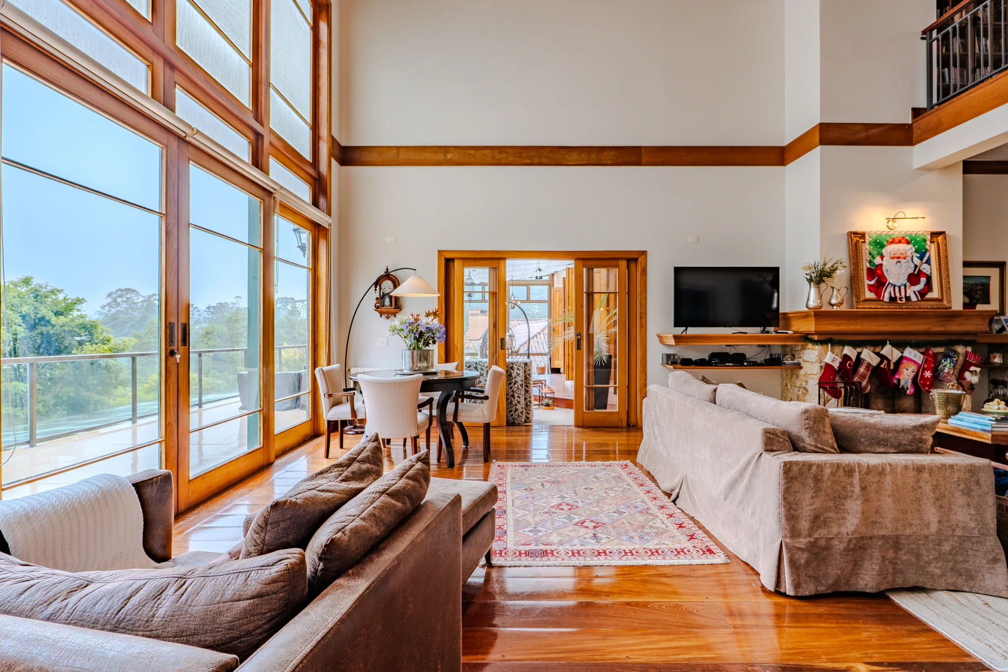 Casa à venda com 7 suítes no Condomínio Vila Simonsen em Campos do Jordão/SP. 