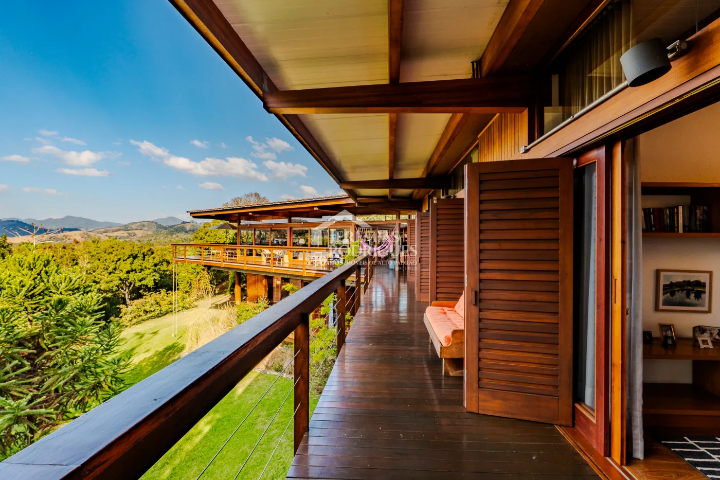 Mansão à venda com 4 suítes no Condomínio Parque da Mantiqueira em Santo Antônio do Pinhal/SP.