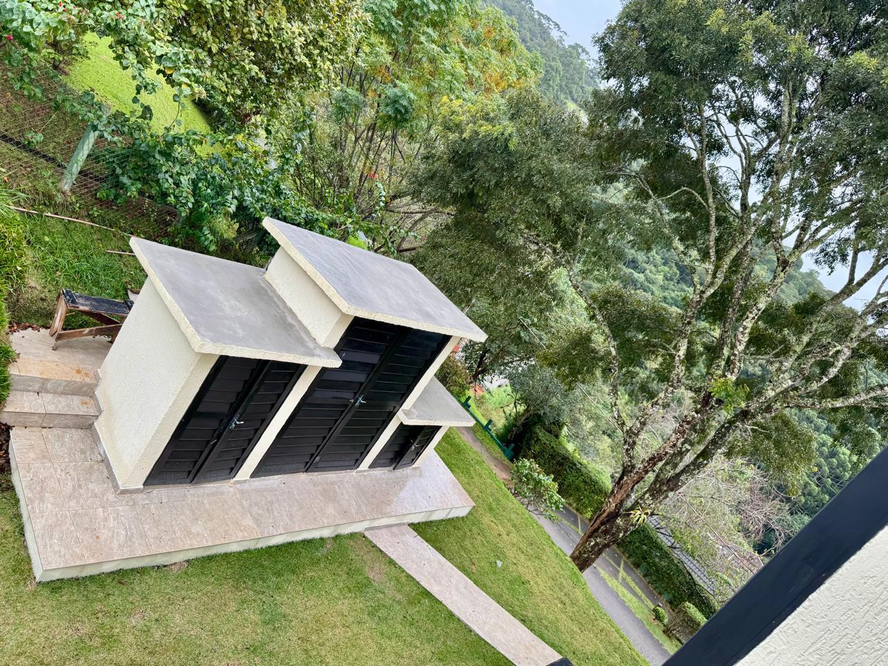 Casa à venda com 3 suítes no Condomínio Parque da Mantiqueira em Santo Antônio do Pinhal/SP.