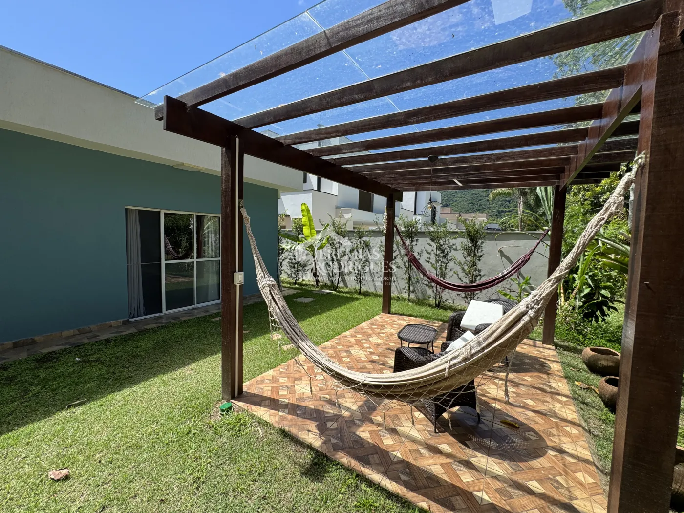 Casa à venda com 3 suítes no Condomínio Capitanias em Ubatuba/SP.