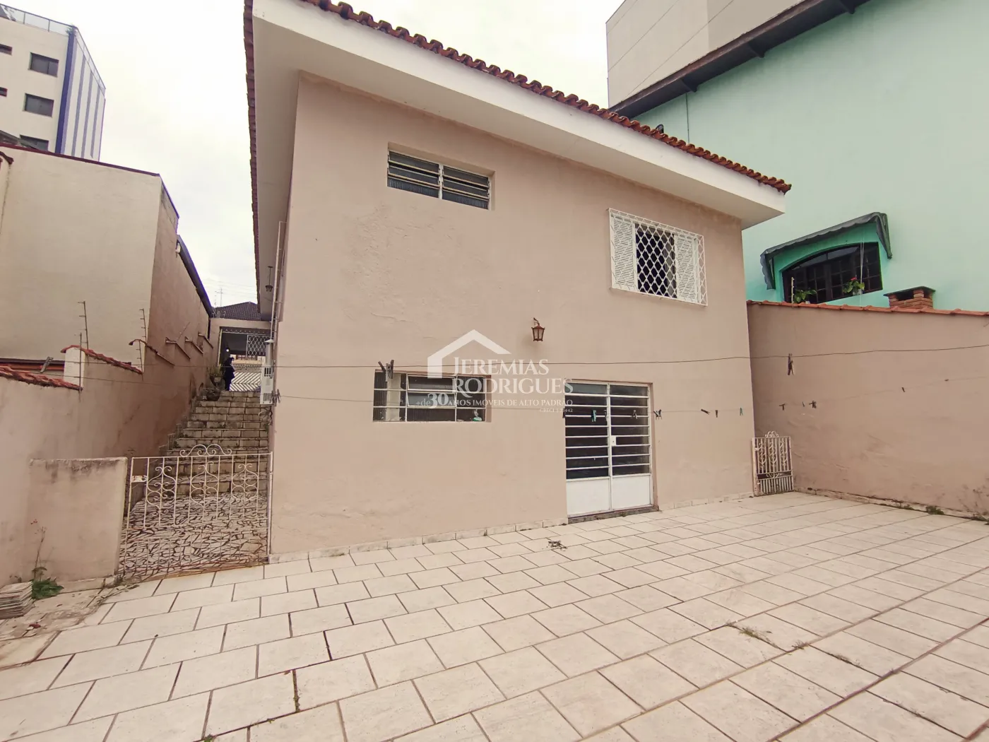 Casa para venda e locação no bairro Jardim Eulária em Taubaté/SP.