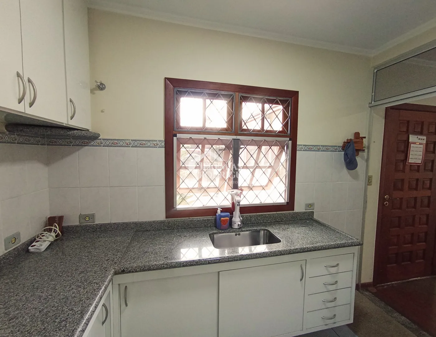 Casa para venda e locação com 3 suítes no bairro Parque das Flores em Taubaté/SP.