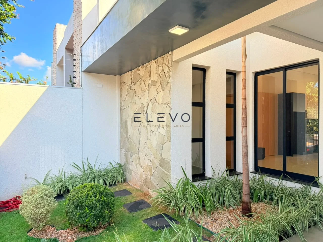 Casa Alto Padrão à Venda no Jardim Itália | 3 Suítes, Piscina Aquecida e Móveis Planejados