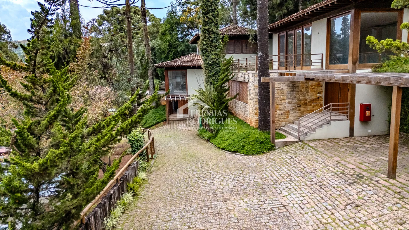 Casa para venda com 5 suítes no Condomínio Villandry em Campos do Jordão/SP