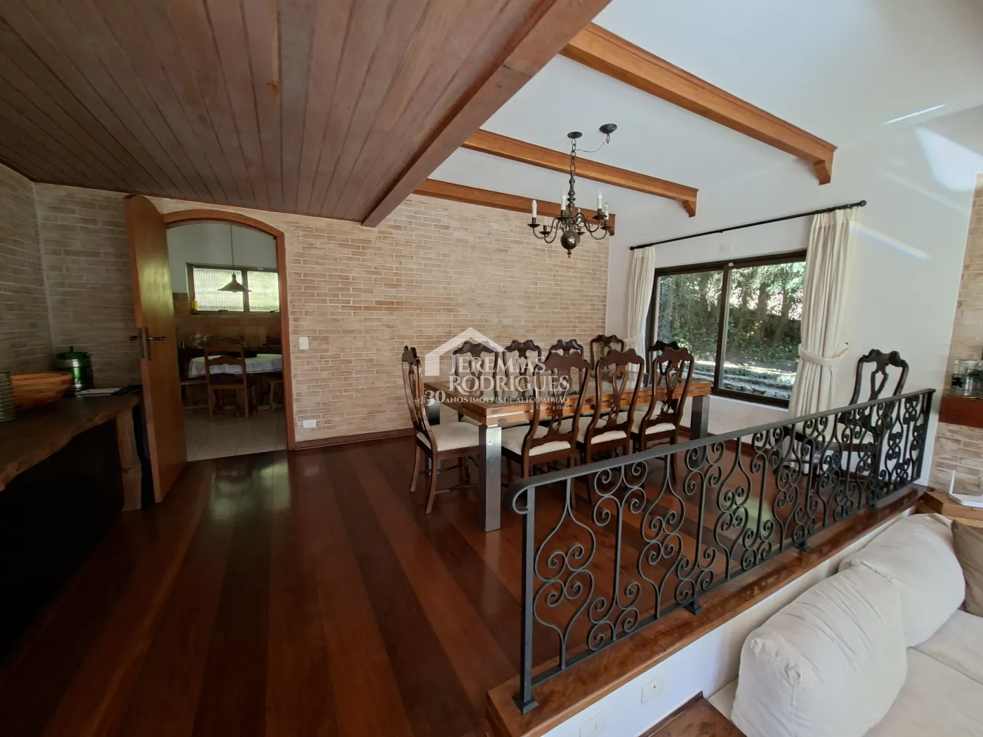 Casa à venda com 4 dormitórios no Condomínio Jardim Véu da Noiva em Campos do Jordão/SP.