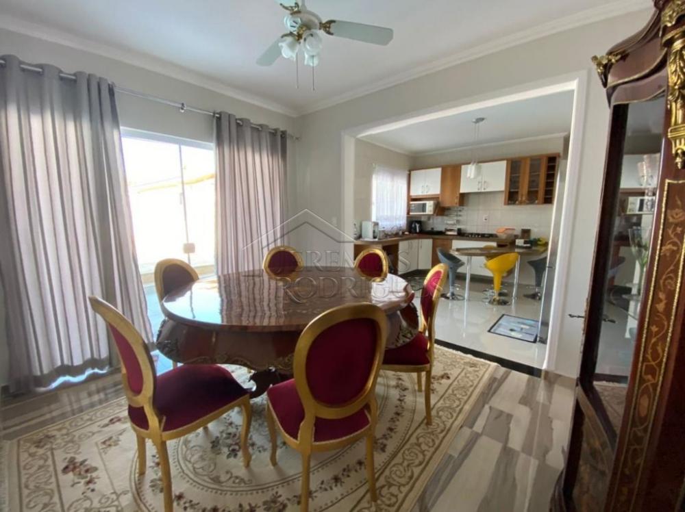 Casa à venda com 2 suítes no bairro do Bonfim em Taubaté/SP.