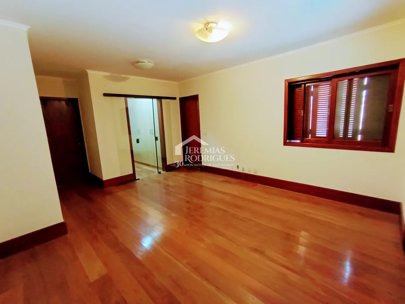 Casa à venda e locação com 4 suítes no Condomínio Colonial Village I em Pindamonhangaba/SP.