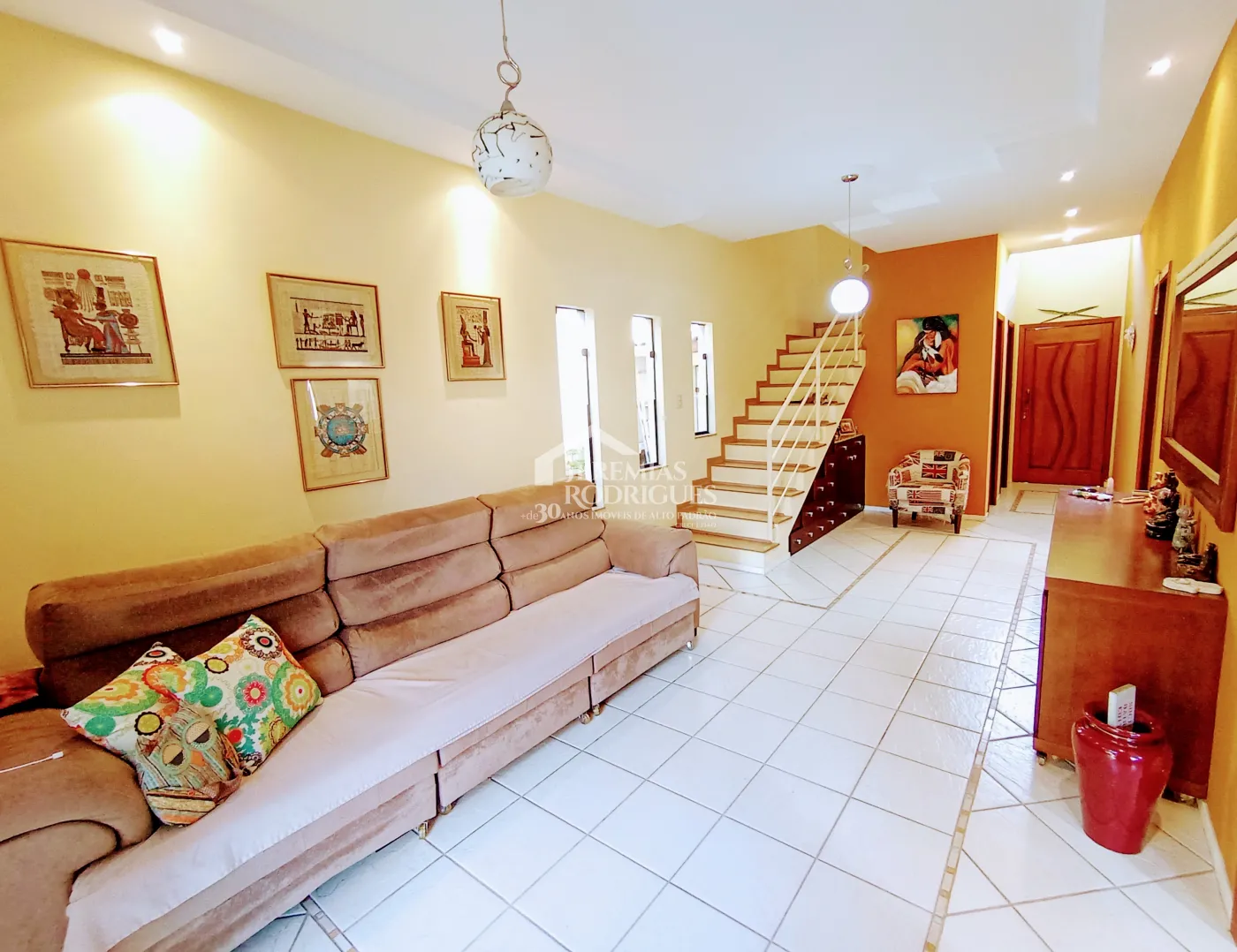 Casa assobradada à venda com 3 suítes no Condomínio Fortaleza em Taubaté/SP.