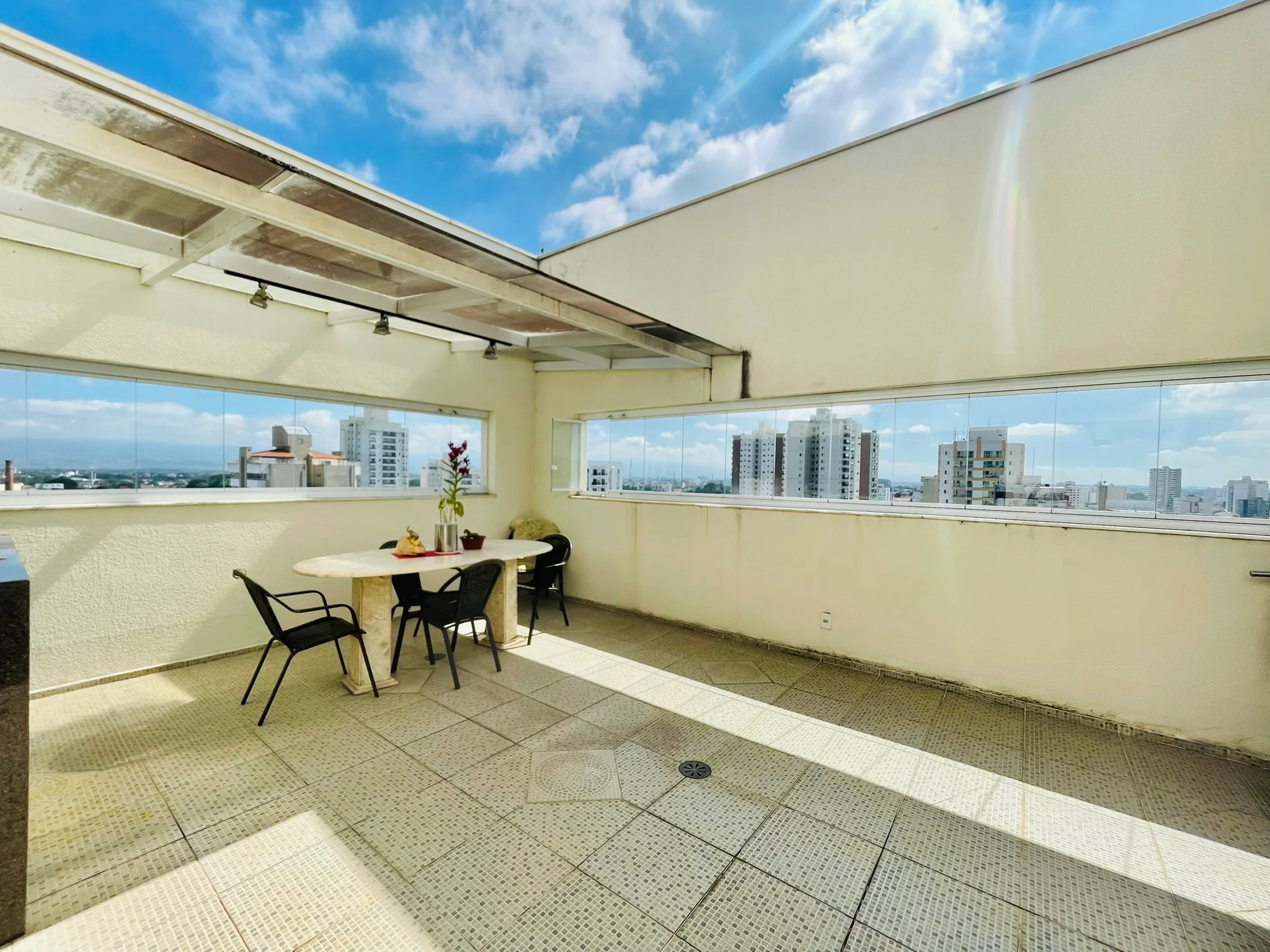 Cobertura duplex à venda no Edifício San Paolo em Taubaté/SP. 