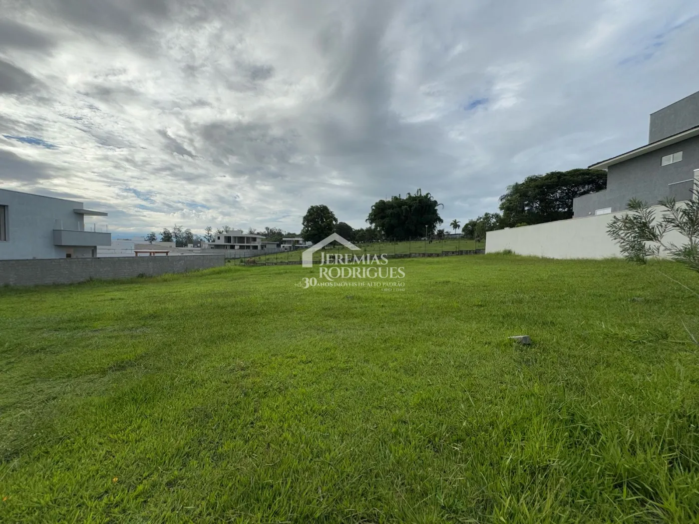Terreno à venda no Condomínio Reserva Bonsucesso em Pindamonhangaba/SP.
