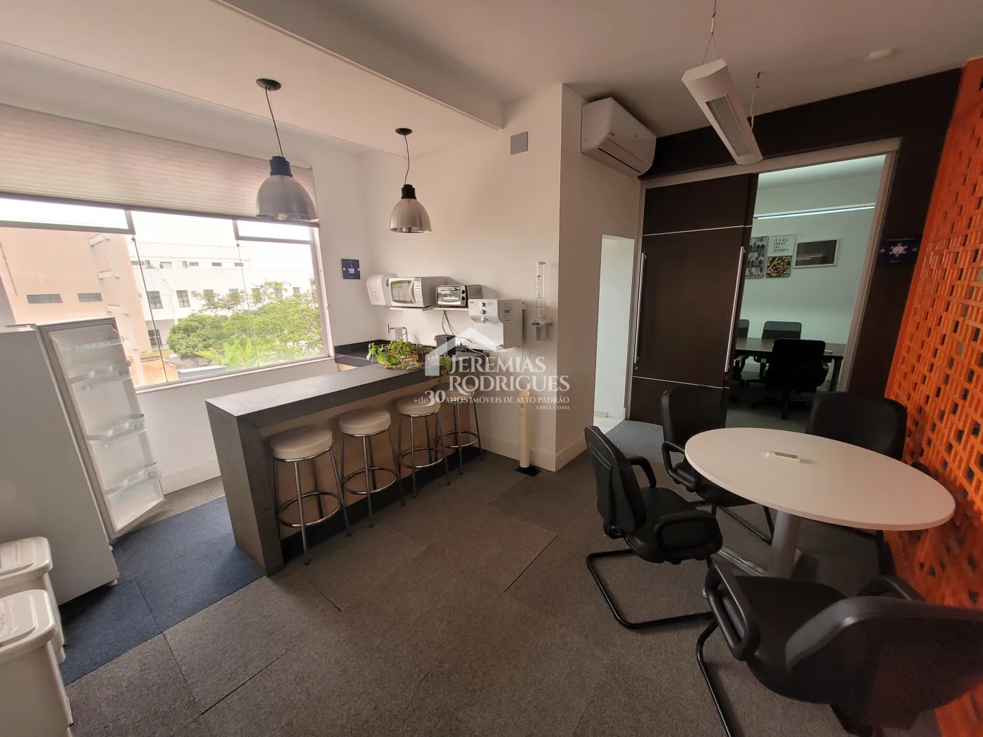 Três salas comerciais com 300 m² no Edifício Village Coworking em Pindamonhangaba/SP.