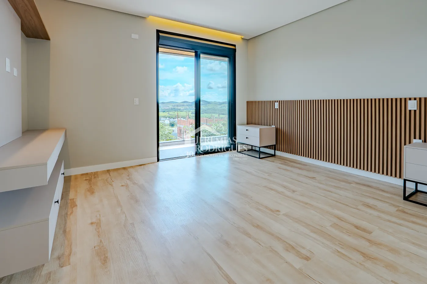 Casa à venda com 4 suítes no Condomínio Residencial Alphaville II em São José dos Campos/SP.