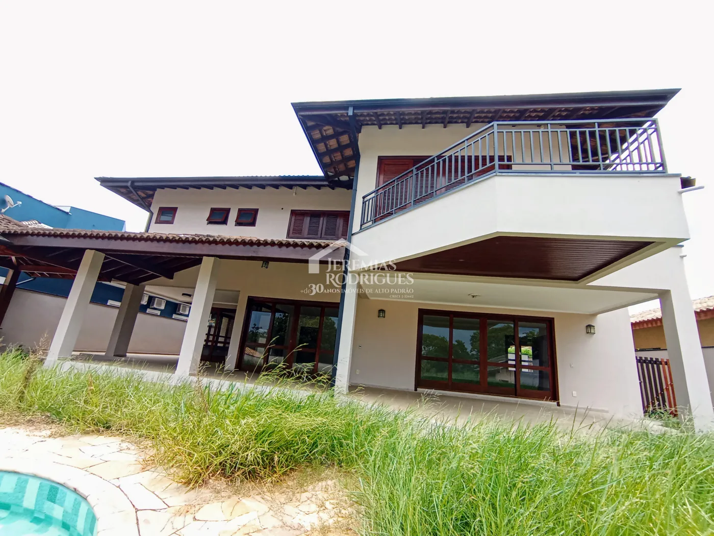 Casa à venda e locação com 4 suítes no Condomínio Colonial Village I em Pindamonhangaba/SP.