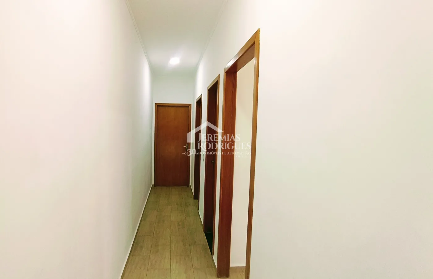 Casa para venda e locação com 3 dormitórios no Condomínio Pontal da Amizade em Taubaté/SP.