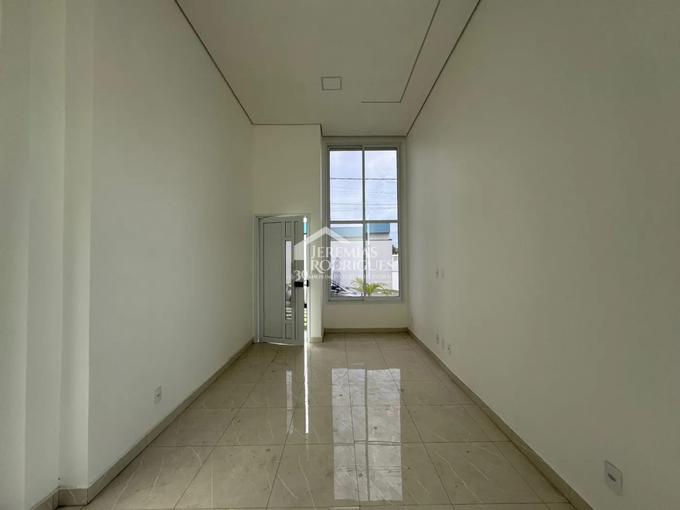 Casa à venda com 3 dormitórios no Condomínio Vila Romana em Pindamonhangaba/SP.