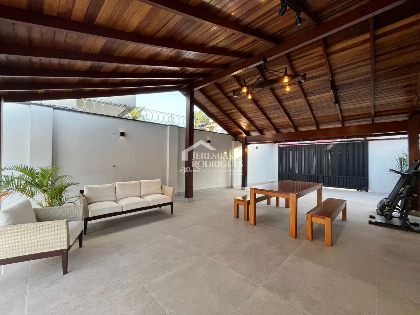 Casa à venda com 2 suítes no bairro Quiririm em Taubaté/SP.