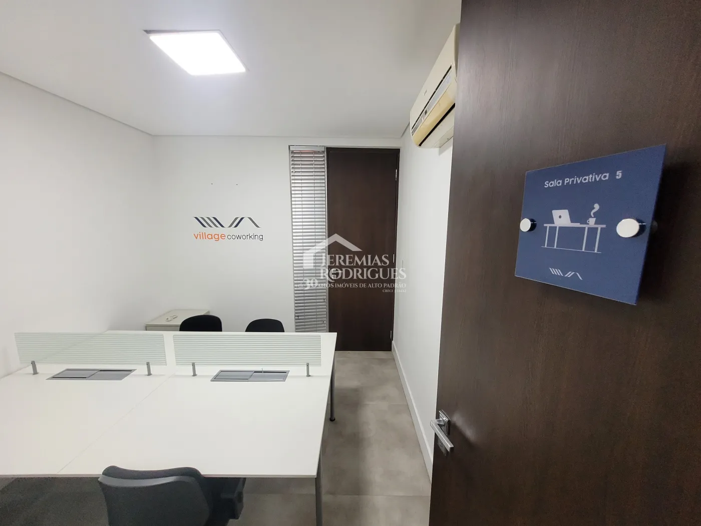 Três salas comerciais com 300 m² no Edifício Village Coworking em Pindamonhangaba/SP.