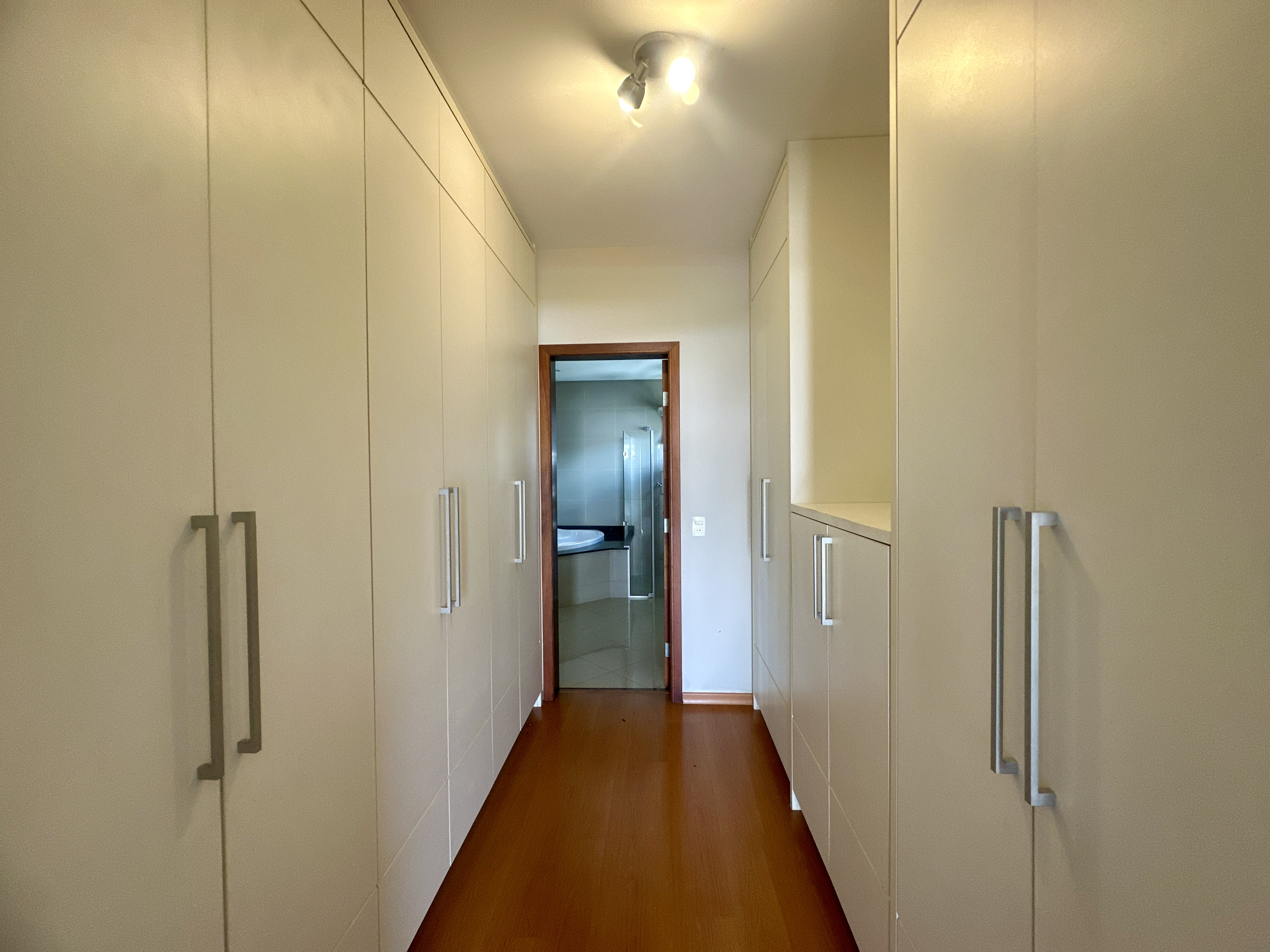 Casa para locação com 3 suítes no Condomínio Taubaté Village em Taubaté/SP. 