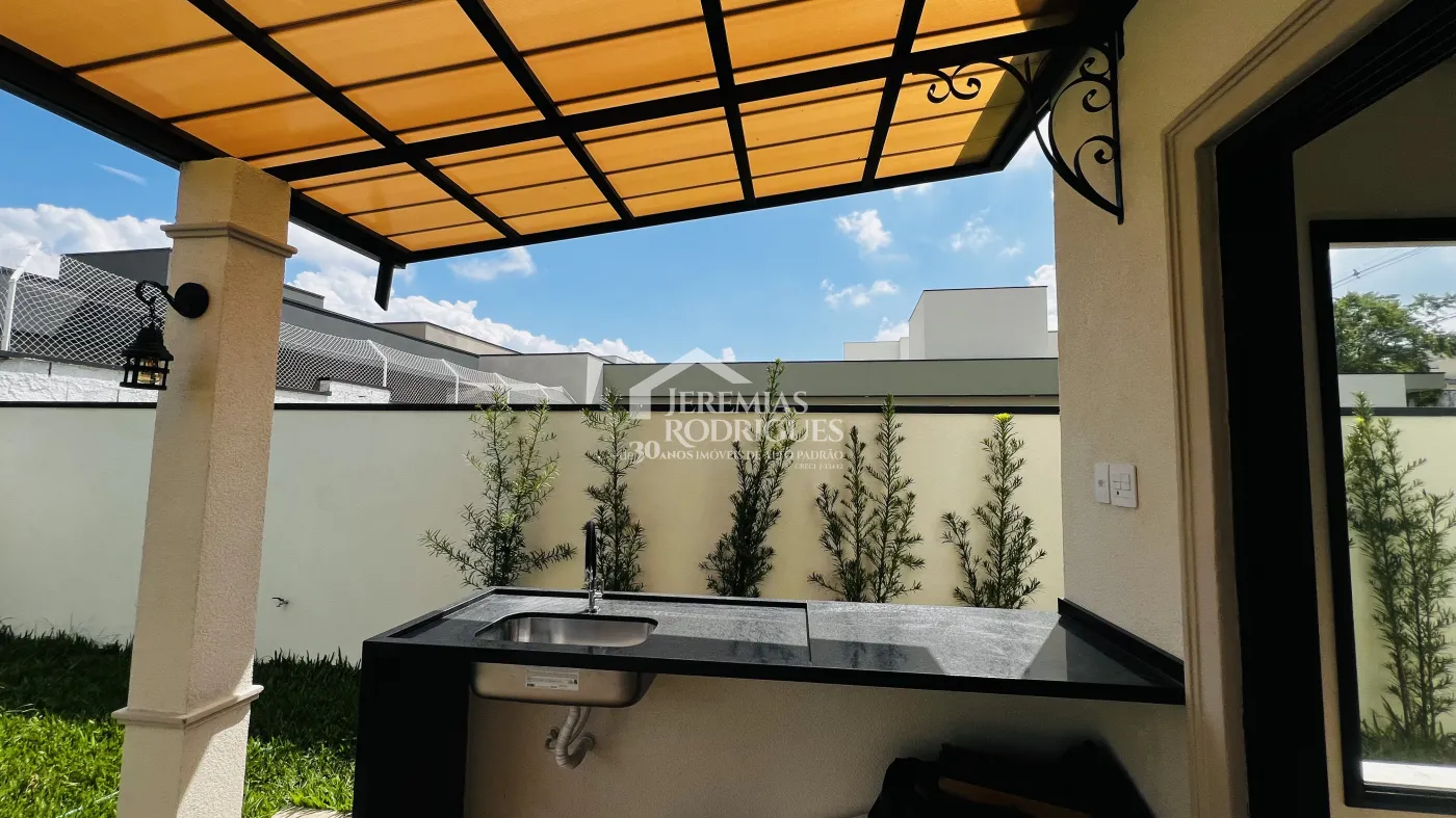 Casa assobradada à venda com 3 suítes no Condomínio e Ouro Ville em Taubaté/SP.