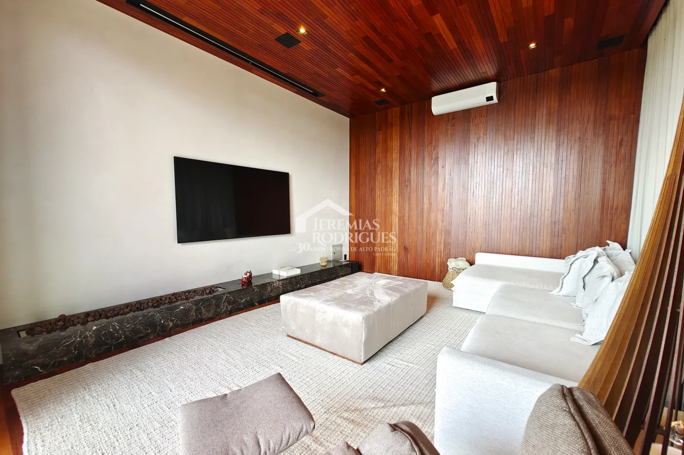 Mansão à venda com 11 suítes no Condomínio Gran Ville em Campos do Jordão/SP.