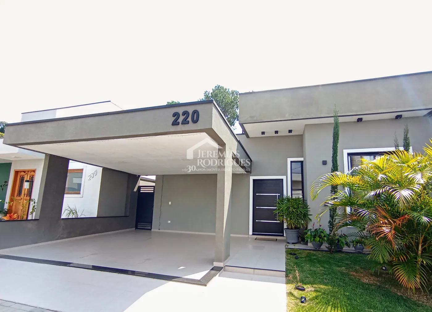 Casa à venda com 3 dormitórios no Condomínio Morada do Visconde em Tremembé/SP.
