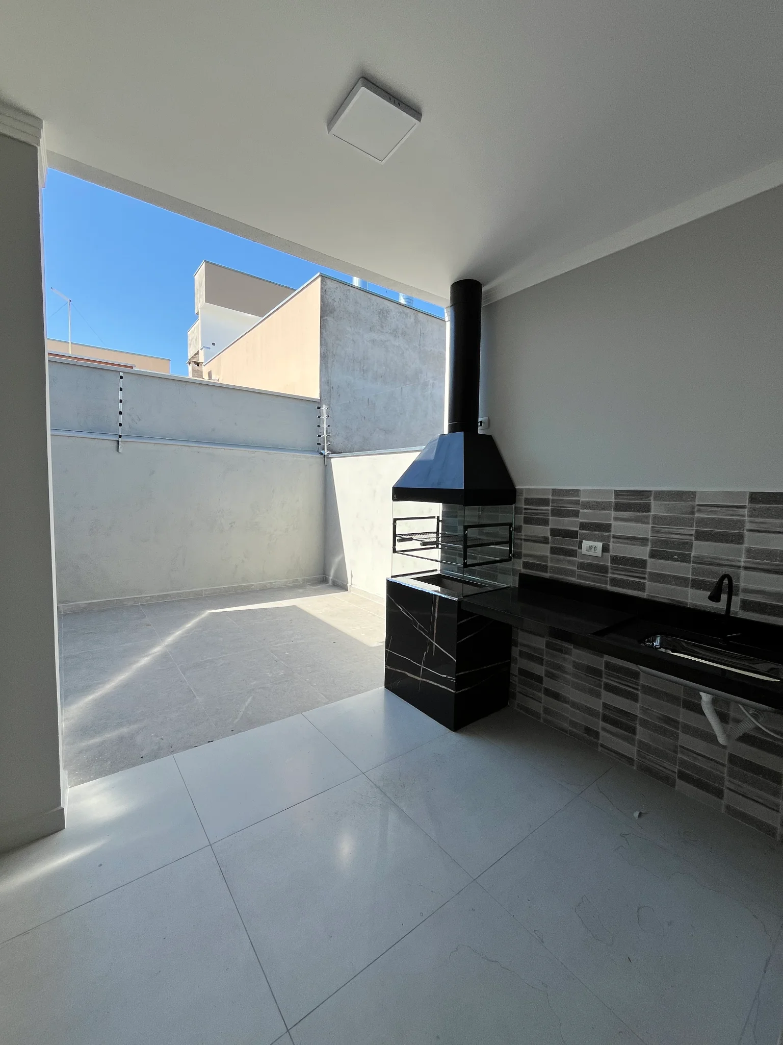 Casa com área gourmet e segurança completa à venda no Parque das Palmeiras – Pindamonhangaba/SP