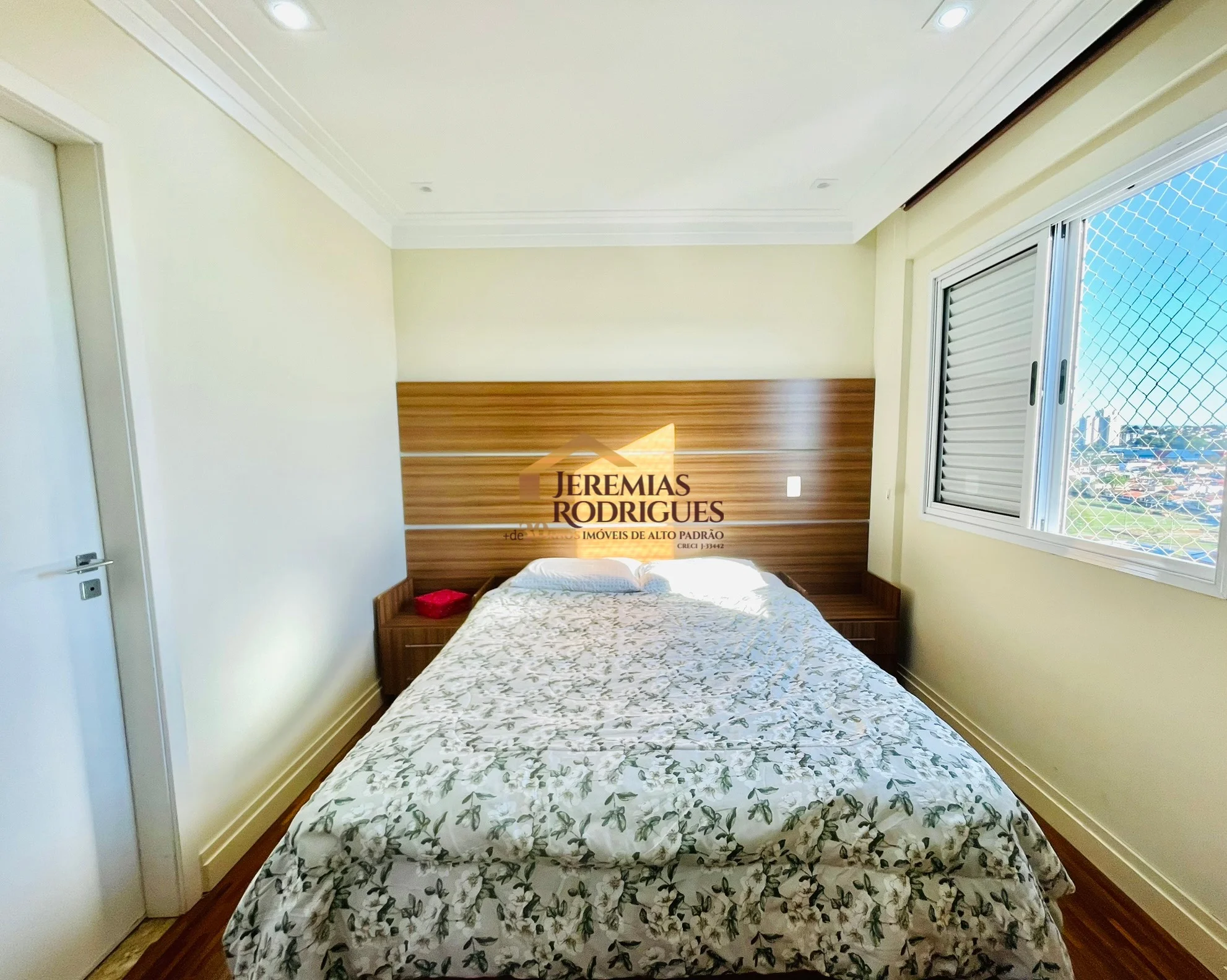 Apartamento à venda no Edifício Sauípe em Taubaté/SP.