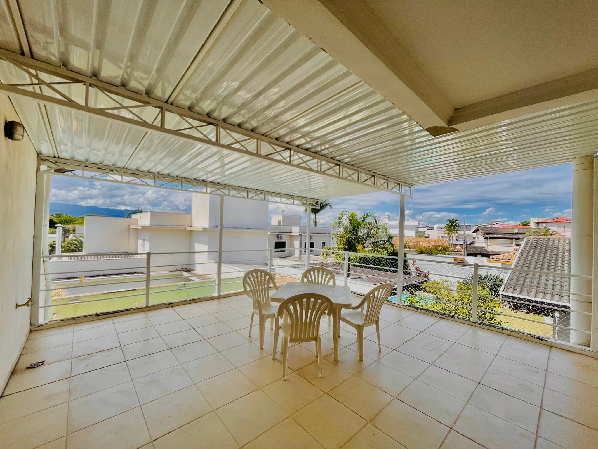 Casa à venda com 4 dormitórios no Condomínio Real Ville em Pindamonhangaba/SP. 