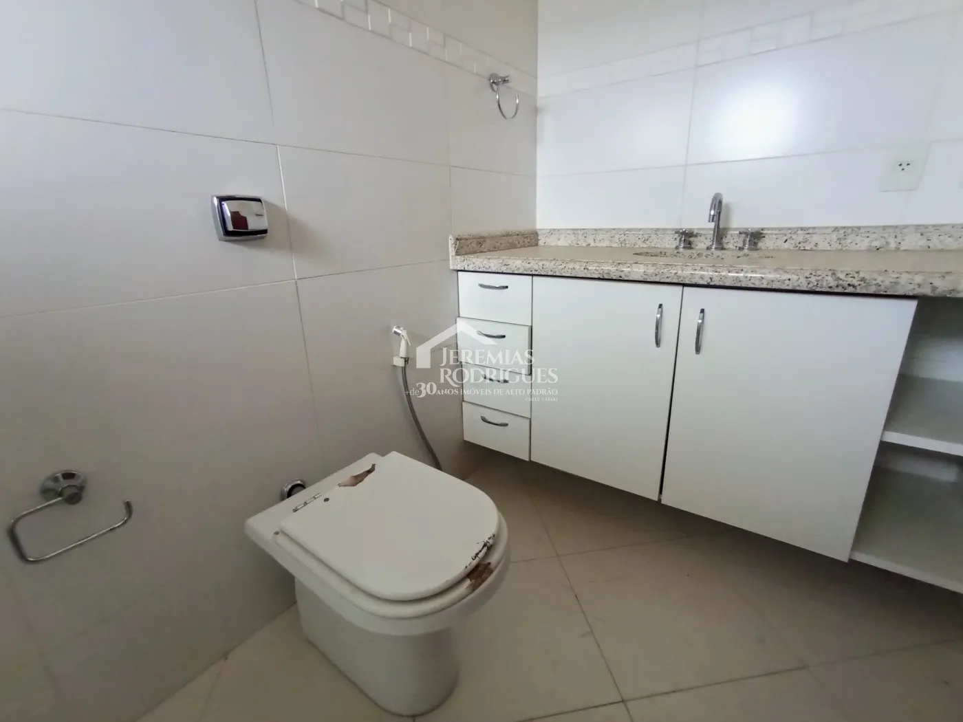 Casa à venda e locação com 4 suítes no Condomínio Colonial Village I em Pindamonhangaba/SP.