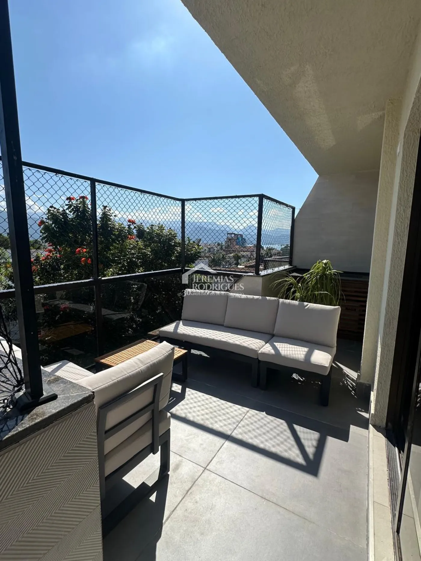 Apartamento duplex à venda com 3 dormitórios, 194 m² no Condomínio Lauro Rezende em Ubatuba/SP.