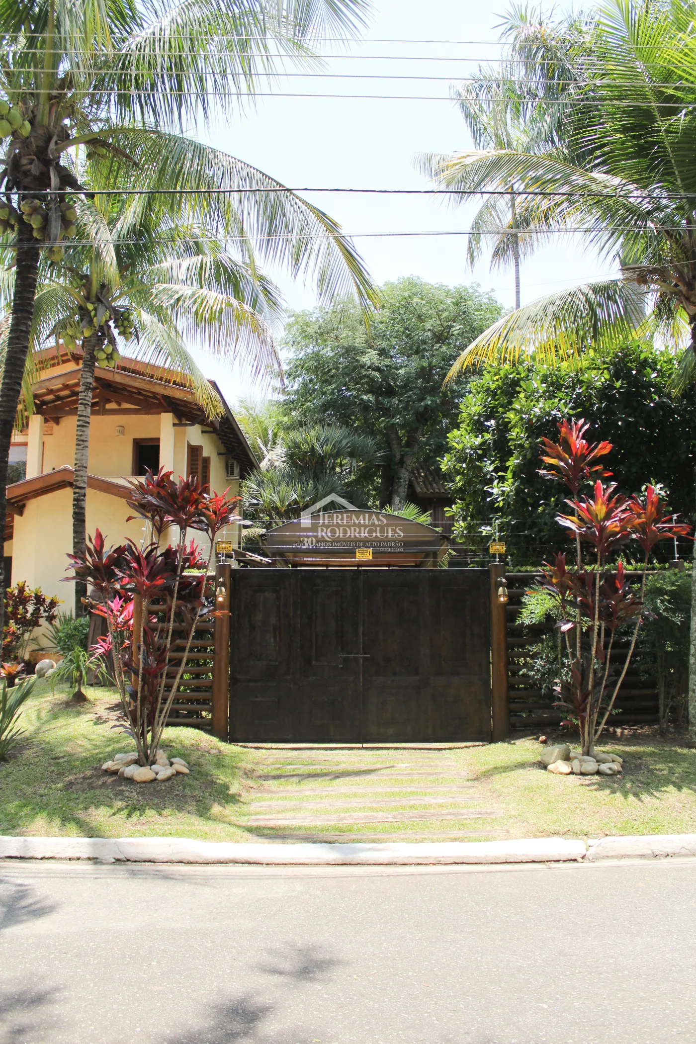 Casa para venda e locação com 5 dormitórios no Condomínio Taubaté Village em Taubaté/SP.