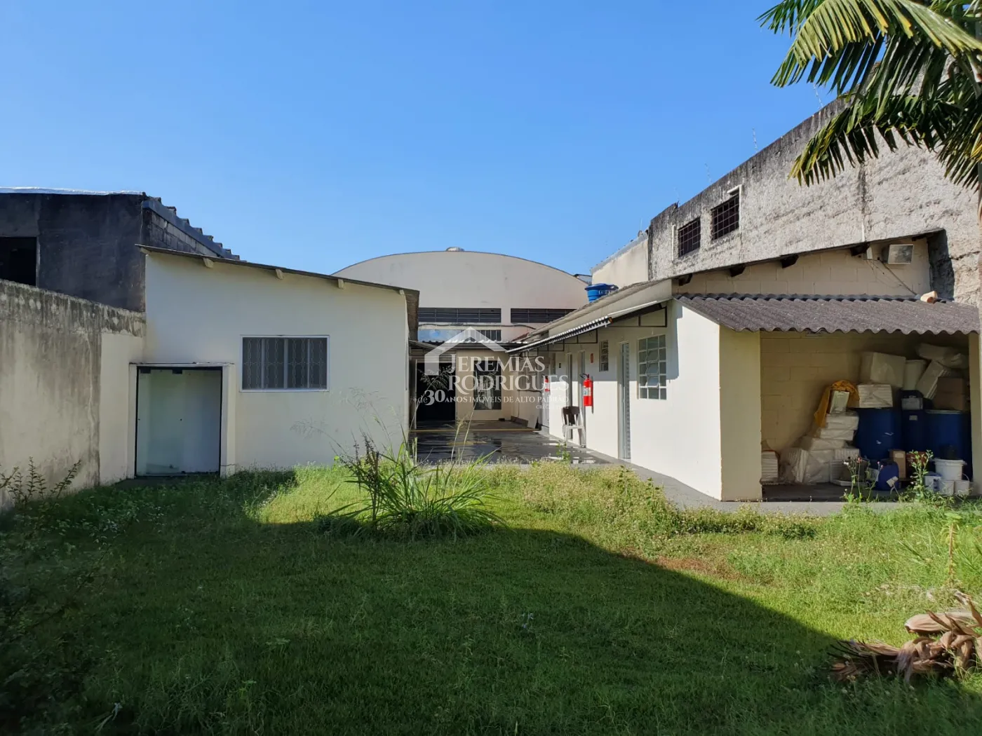 Galpão à venda no bairro Jardim Jaraguá em Taubaté/SP.