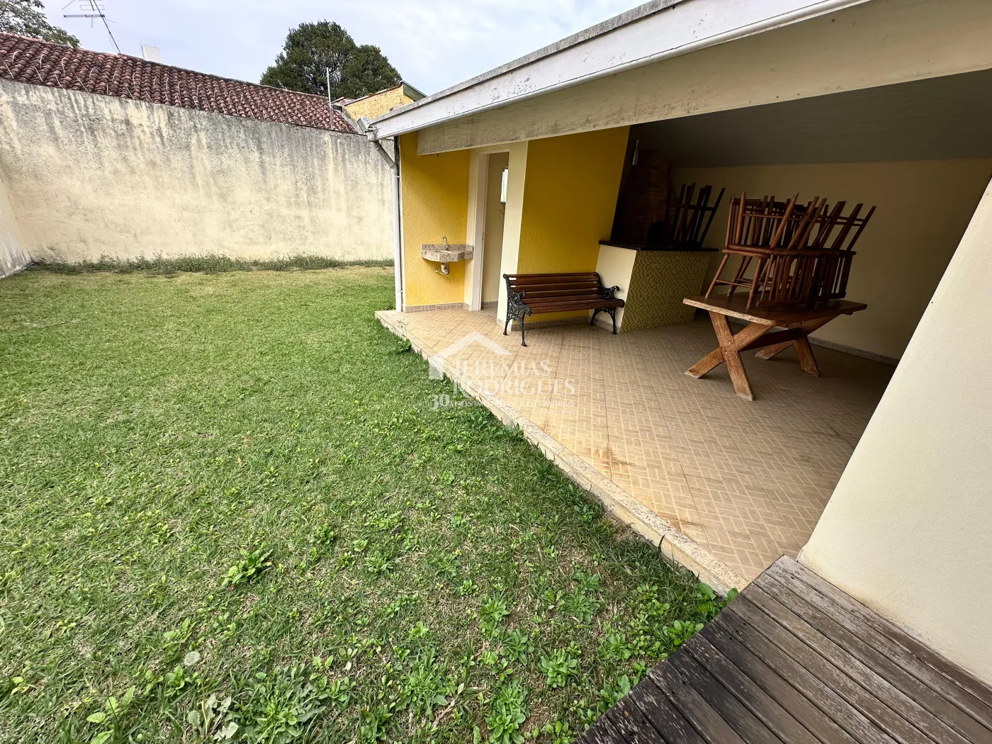 Casa à venda com 3 dormitórios no Condomínio Jatobá em Tremembé/SP.