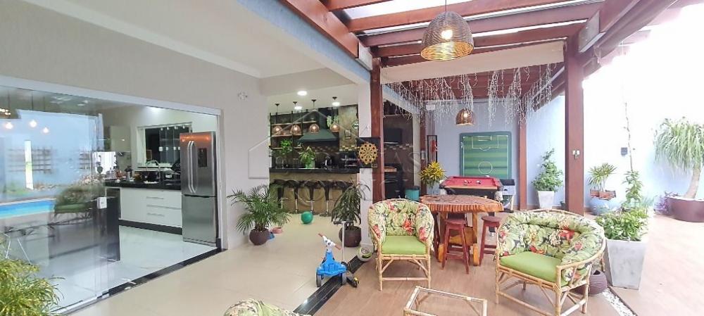 Casa à venda com 3 suítes no Condomínio Parque das Araucárias em Tremembé/SP.